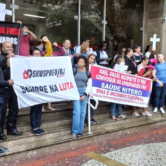 Ato de trabalhadores em frente à prefeitura de Niterói