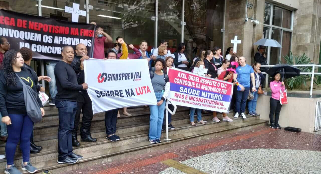 Ato de trabalhadores em frente à prefeitura de Niterói Ato de trabalhadores em frente à prefeitura de Niterói