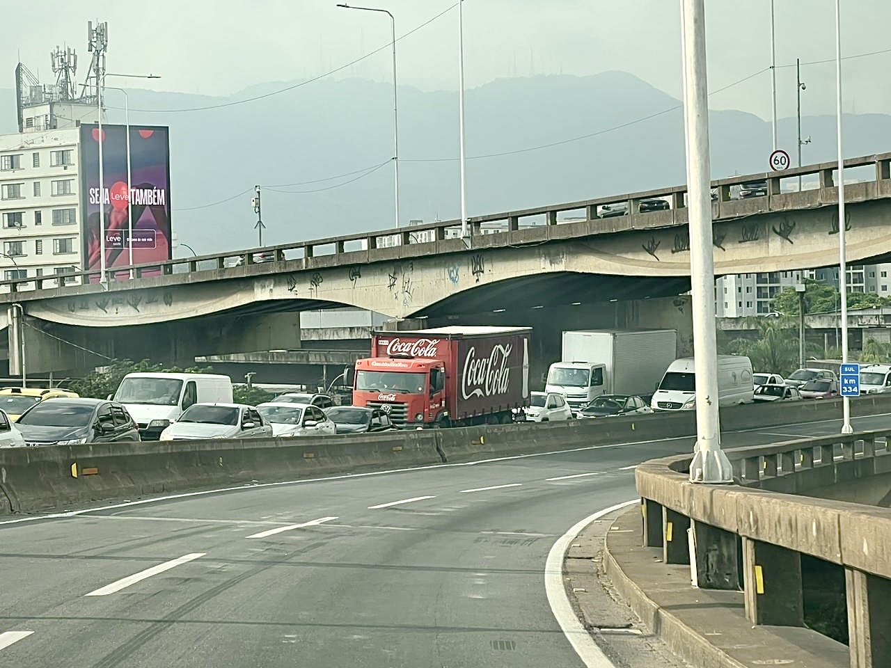 Trânsito na Ponte Rio-Niterói é intenso às vésperas do Réveillon
