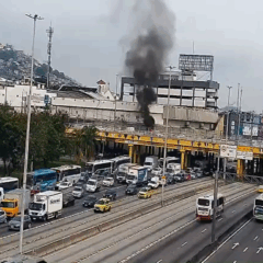 Rio de Janeiro: carro em chamas trava Linha Amarela e afeta rotas