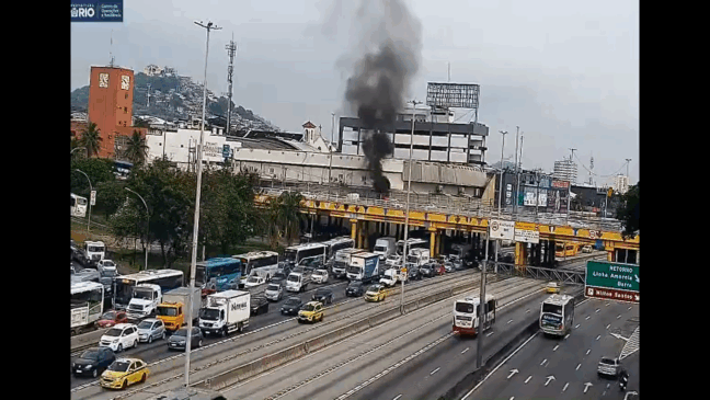 Rio de Janeiro: carro em chamas trava Linha Amarela e afeta rotas