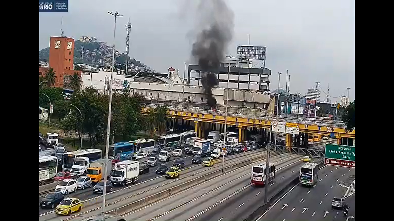 Rio de Janeiro: carro em chamas trava Linha Amarela e afeta rotas