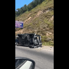 Carro capota após colisão na chegada a Maricá; veja vídeo