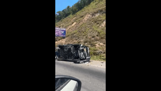 Carro capota após colisão na chegada a Maricá; veja vídeo