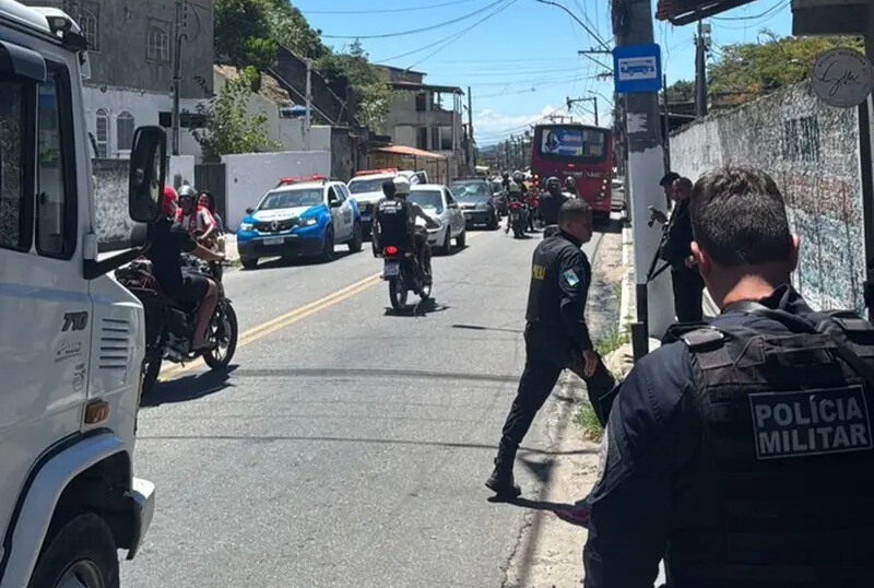 Ônibus é sequestrado Ônibus é sequestrado