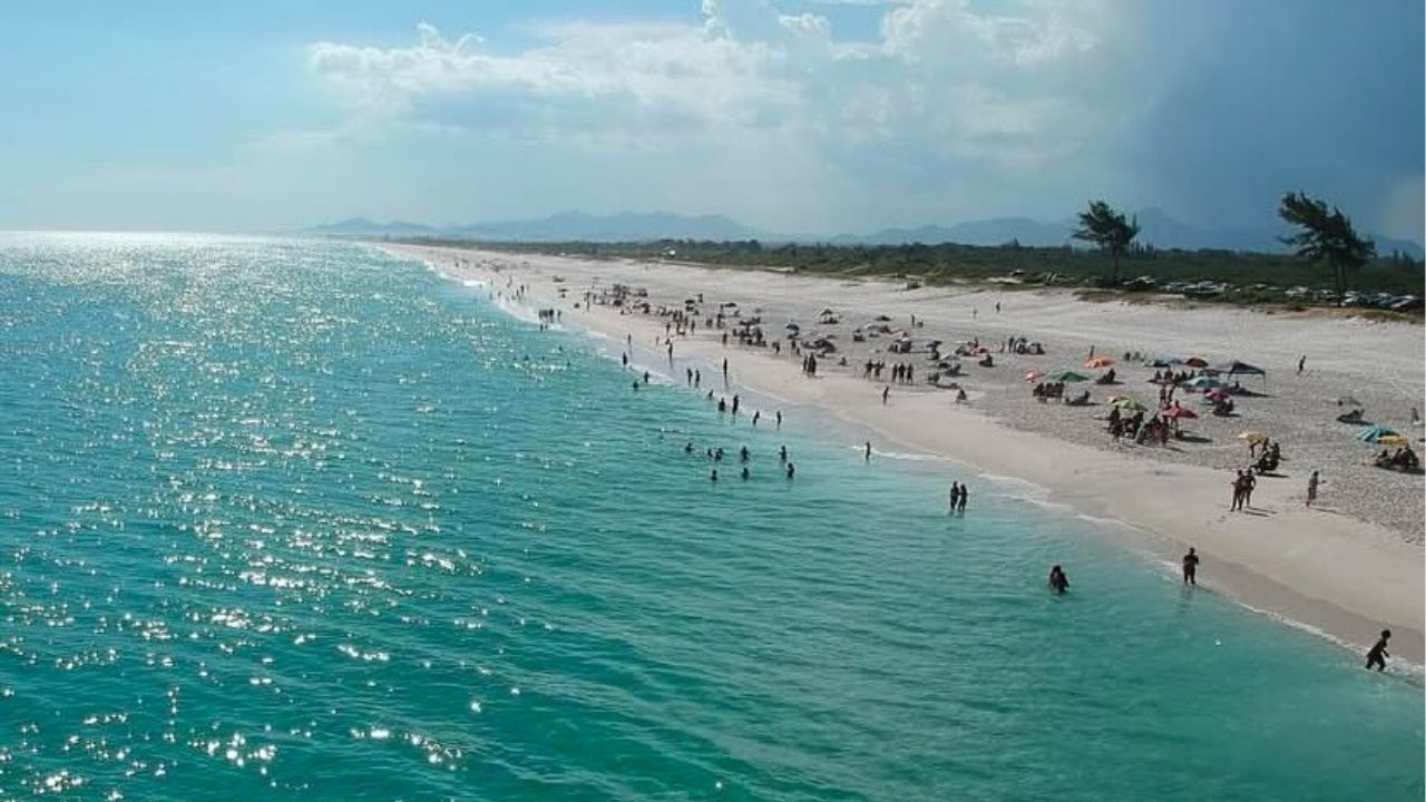Destino de ver&atilde;o no litoral do RJ tem a maior laguna hipersalina do mundo