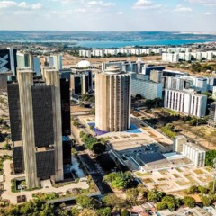 Arquitetura moderna que transforma a capital em um laboratório de formas e luz. - Créditos: depositphotos.com / Eduardo1304