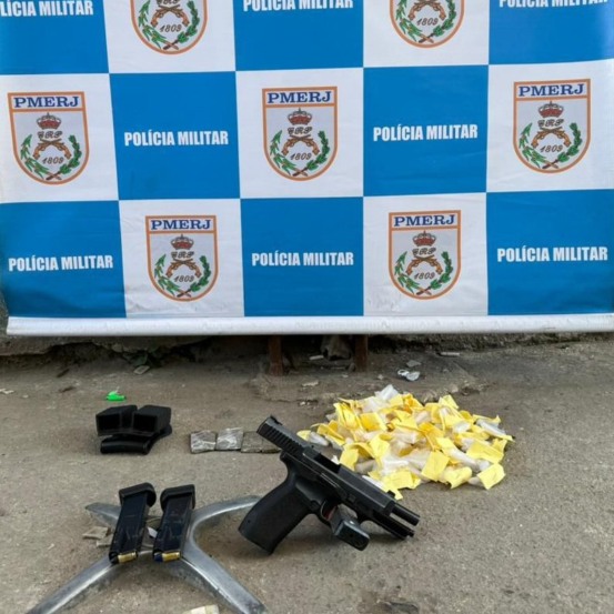Polícia invade comunidade em Maricá e prende homem com pistola