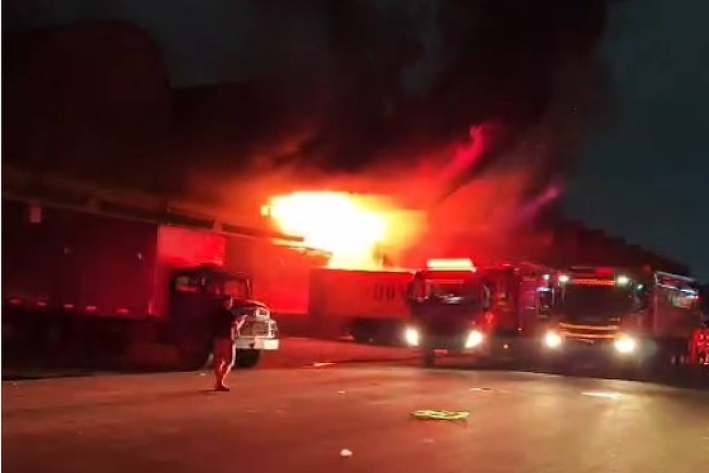 Incêndio atinge parte da Ceasa, na zona Norte do Rio de Janeiro, e mobiliza equipes durante a madrugada. Saiba como ficou o trânsito na região