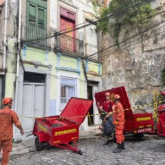 Sobrado desaba no Rio de Janeiro e bombeiros procuram vítimas
