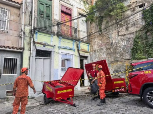 Sobrado desaba no Rio de Janeiro e bombeiros procuram vítimas