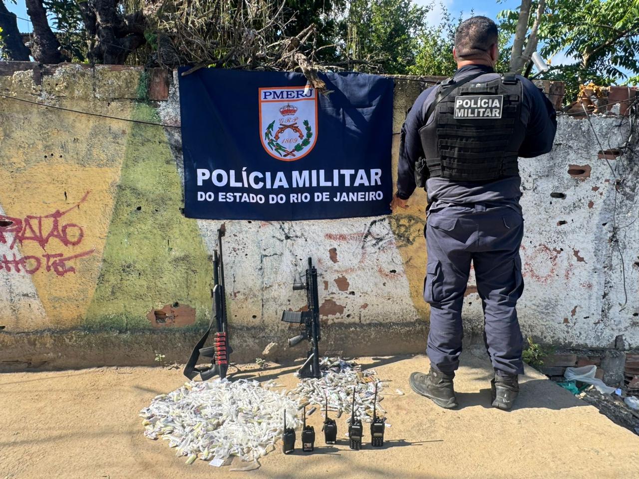 São Gonçalo: operação surpreende grupo armado e apreende fuzil