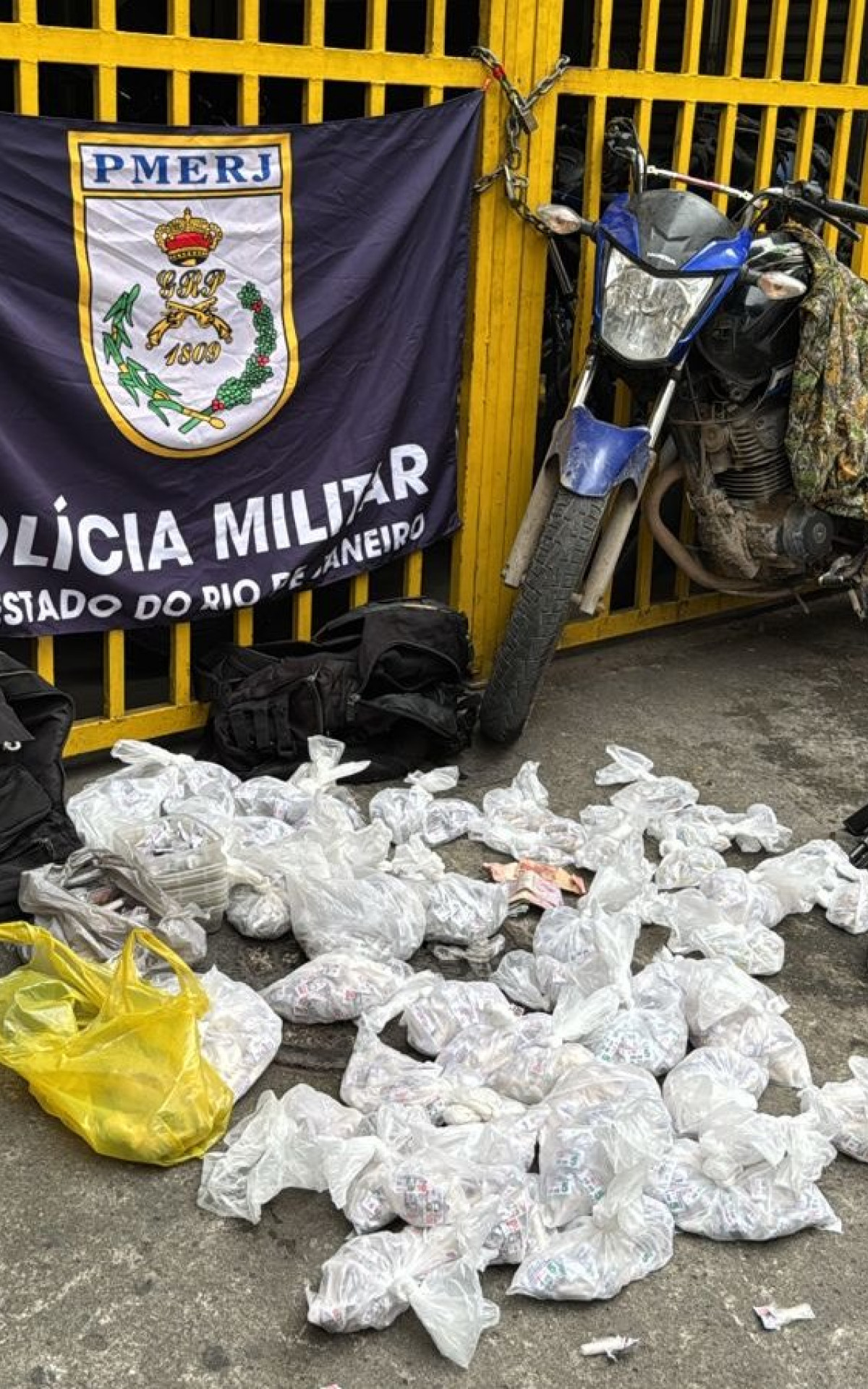 Dupla é presa após troca de tiros em São Gonçalo Dupla é presa após troca de tiros em São Gonçalo