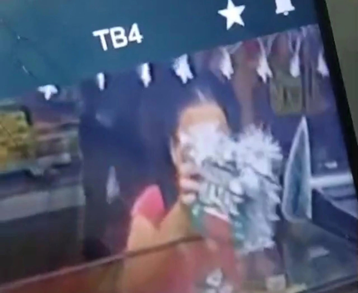 Niterói: mulher viraliza ao furtar caixinha de Natal de lanchonete Niterói: mulher viraliza ao furtar caixinha de Natal de lanchonete