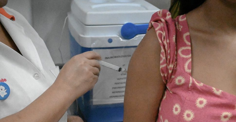 Niterói começa vacinação contra vírus que ameaça bebês Niterói começa vacinação contra vírus que ameaça bebês