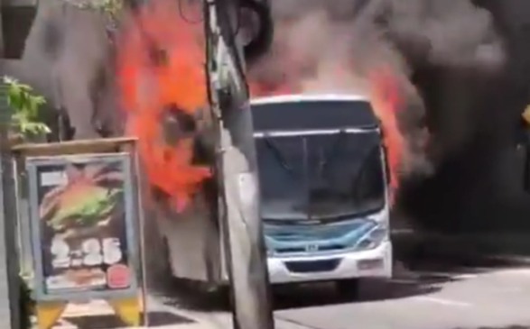 VÍDEO: Ônibus pega fogo e causa susto no Rio de Janeiro