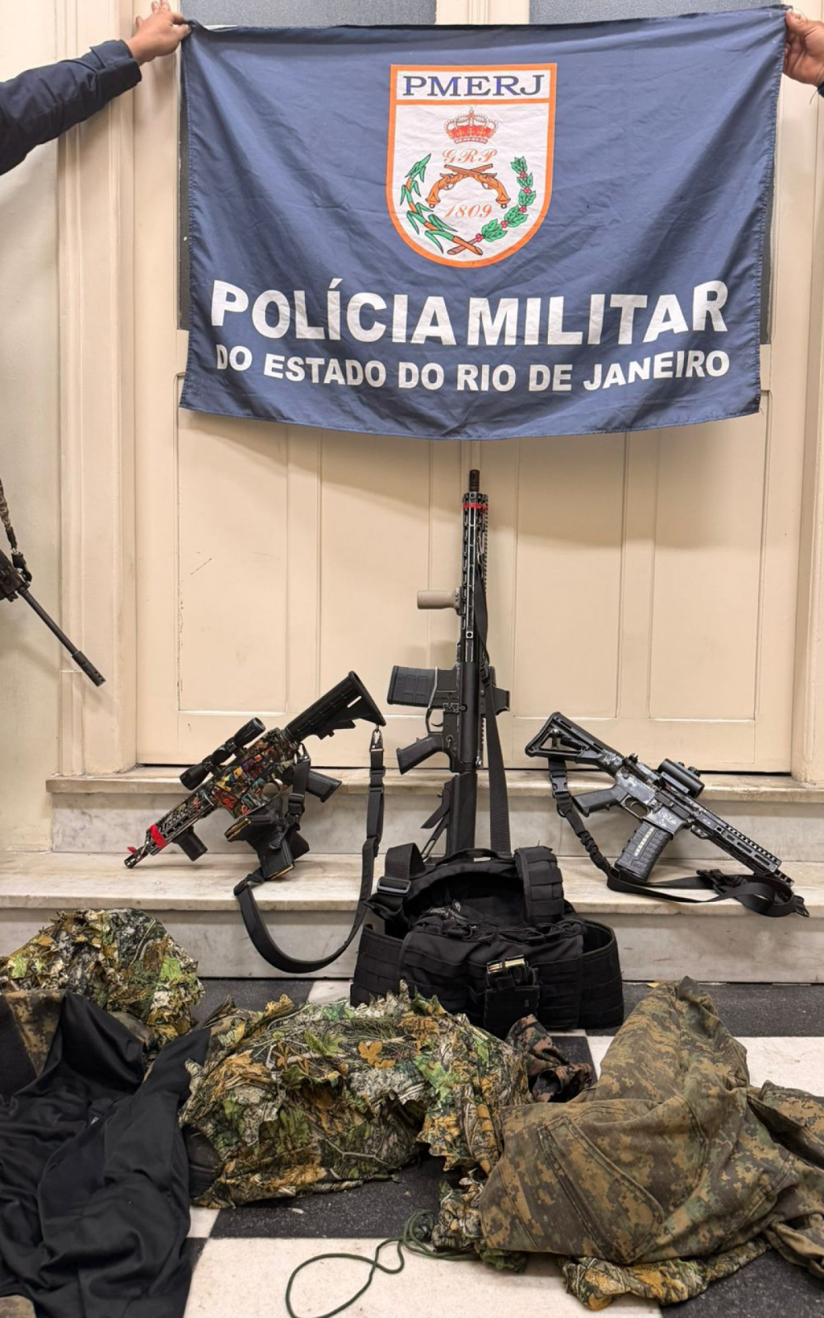 Polícia intercepta grupo armado durante ação em Niterói Polícia intercepta grupo armado durante ação em Niterói