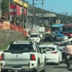 Capotamento em Maricá provoca retenções na RJ-106