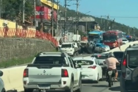 Capotamento em Maricá provoca retenções na RJ-106