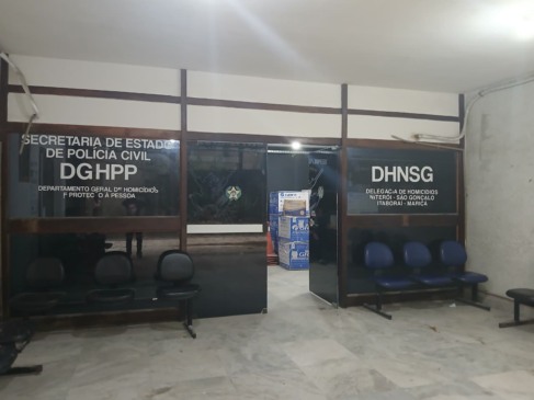 Niterói: mulher morre após ser baleada em carro de aplicativo