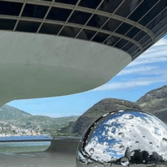 Escultura “Lua”, de aço inox.