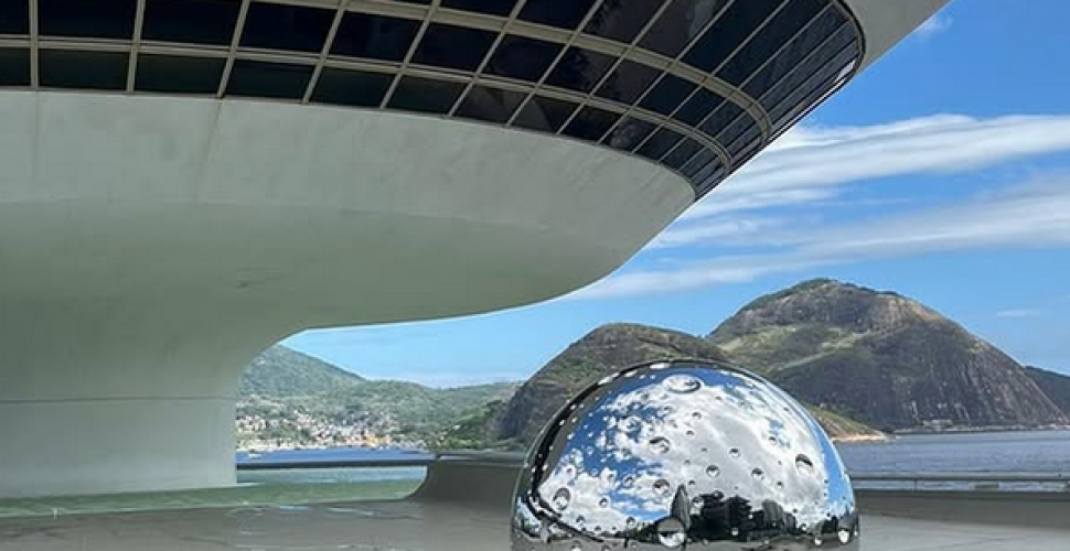 Escultura “Lua”, de aço inox. Escultura “Lua”, de aço inox.