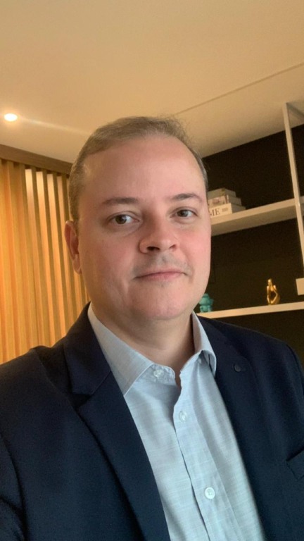 Leandro Fiuza&nbsp;&eacute; CEO da SaqPay, plataforma completa de pagamentos que utiliza o Pix como motor de inova&ccedil;&atilde;o para varejistas f&iacute;sicos e digitais em todo o Brasil. Formado em marketing e vendas, o empres&aacute;rio atuou em grandes empresas como TIM, Rodobens, MRV Construtora.