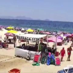 Avi&atilde;o cai no mar em Copacabana durante voo publicit&aacute;rio
