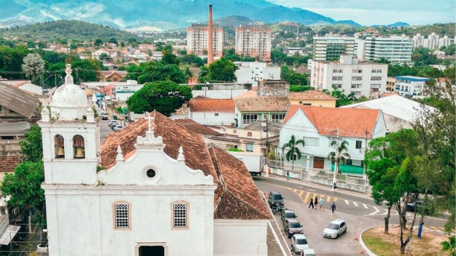 Essa cidade cercada por natureza no RJ ganha vida no fim de ano