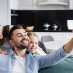 Ambientes bem iluminados promovendo conforto e bem-estar - Créditos: depositphotos.com / SashaKhalabuzar