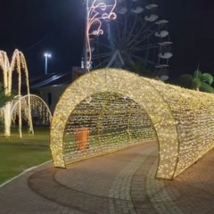 Esta cidade ao lado de Niterói encanta com seu Natal de luzes e músicas