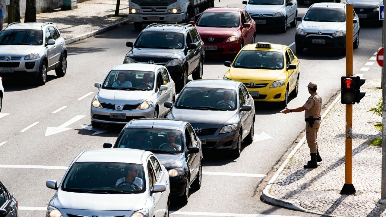 Motoristas do RJ vão encarar nova regra no trânsito que exige atenção total