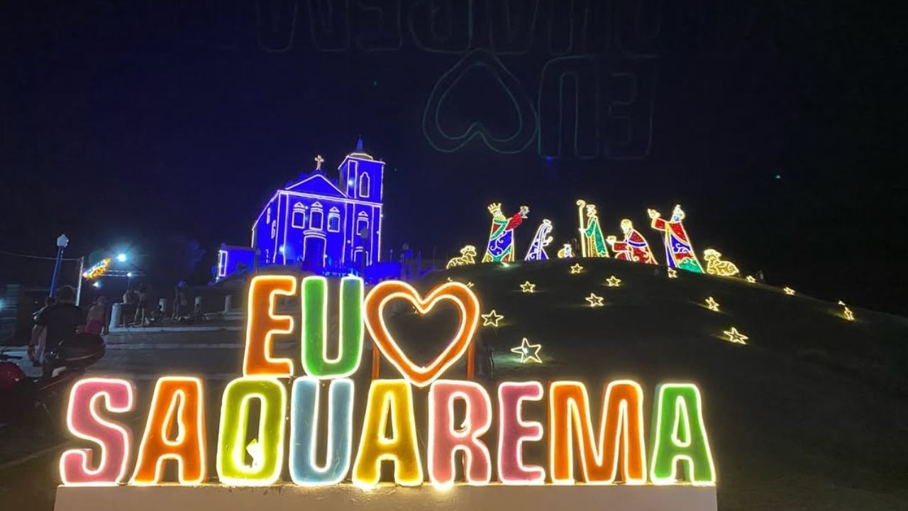 Essa cidade a 1 hora de Niterói ganha fama com seu Natal na praia