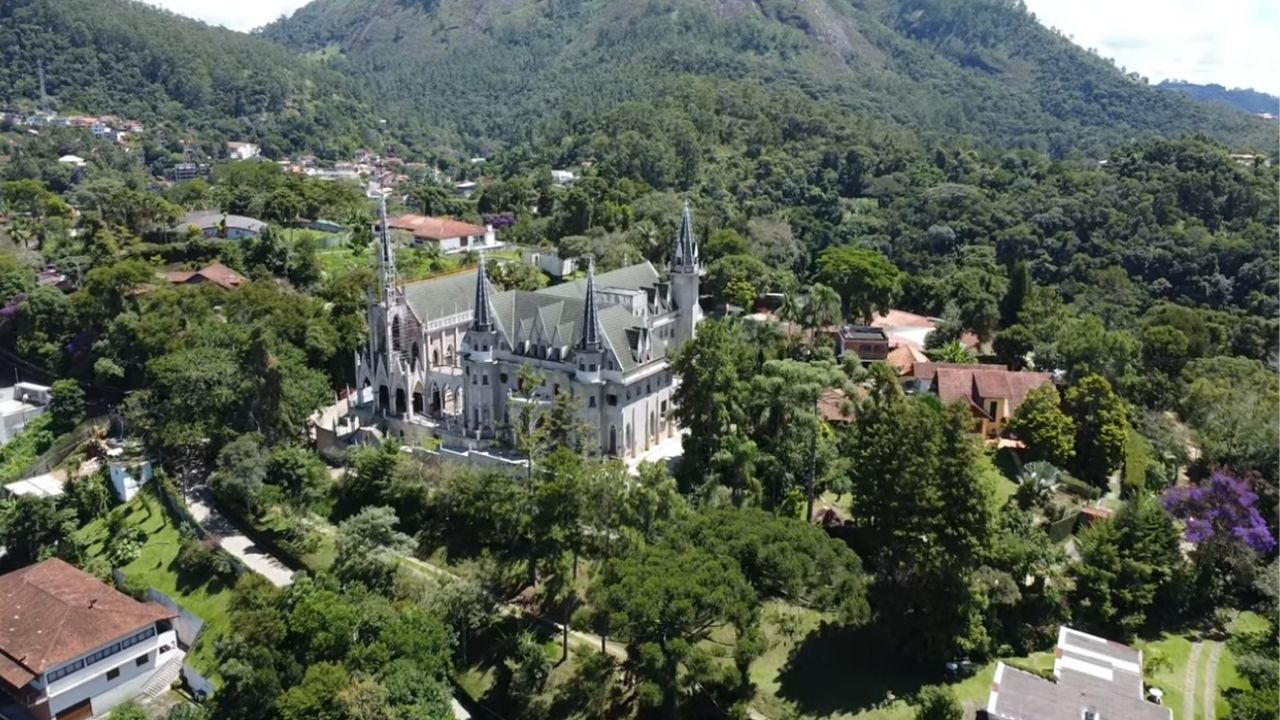 Charme europeu e o clima da serra fluminense neste destino imperdível