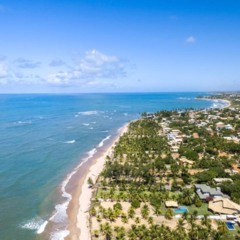 Aventura ao ar livre promovendo contato com trilhas, recifes e paisagens naturais 