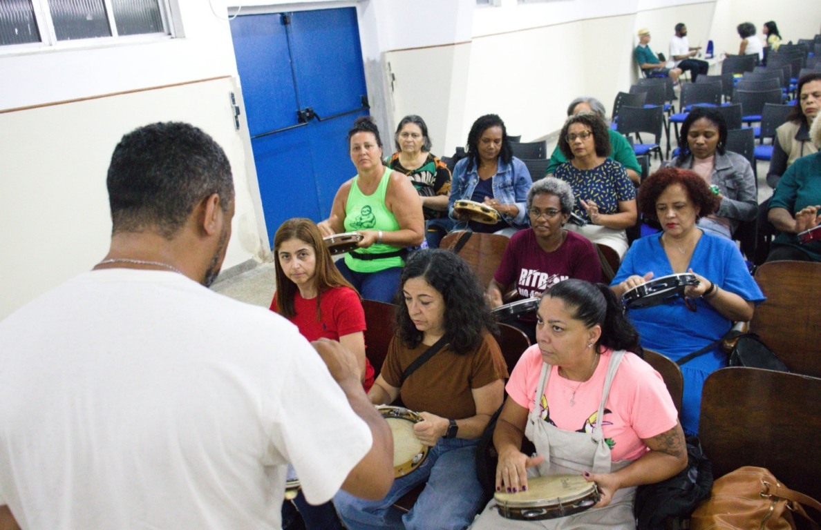 Rodrigo Jesus na oficina de pandeiro na escola do Barreto.