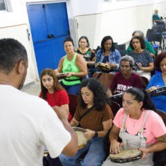 Rodrigo Jesus na oficina de pandeiro na escola do Barreto.