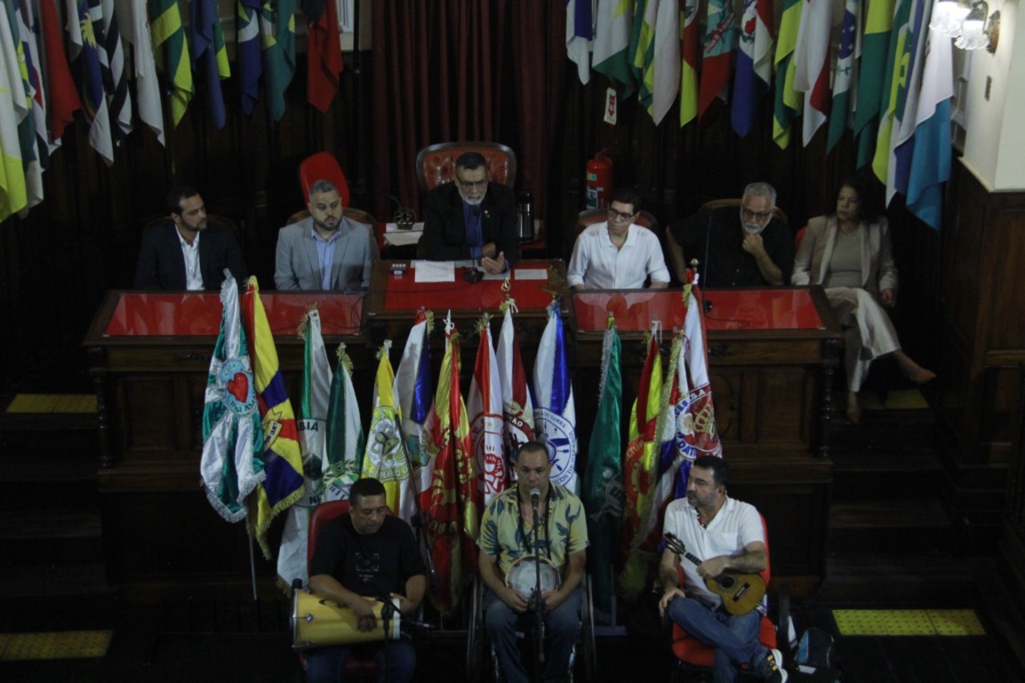 Vereador Anderson Pipico e alguns dos homenageados