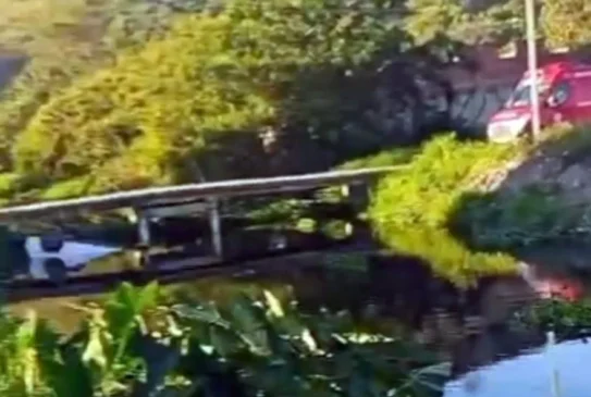 carro cai em canal em Guaratiba