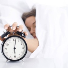 Pessoa acordada durante a noite representa fragmentação do sono e dificuldade para descansar.