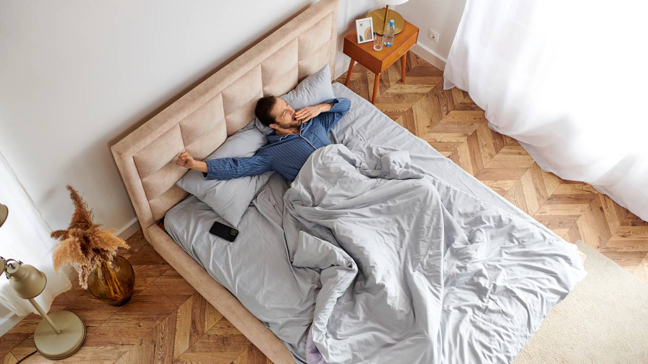 Celular afastado da cama simboliza hábitos noturnos que ajudam a dormir melhor