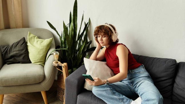 Cômodo com sinais de umidade e cheiro de mofo, indicando ambiente interno que pode afetar a saúde