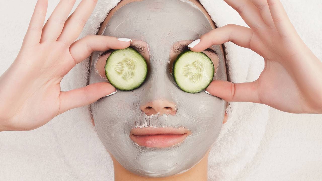 A argila remove impurezas e reduz manchas da acne.