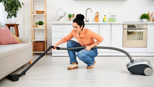 Técnicas simples que reduzem o estresse ao arrumar a casa para visitas inesperadas. - Créditos: depositphotos.com / IgorVetushko