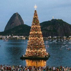 A atração gigante ao lado de Niterói ilumina a noite carioca com cores vibrantes