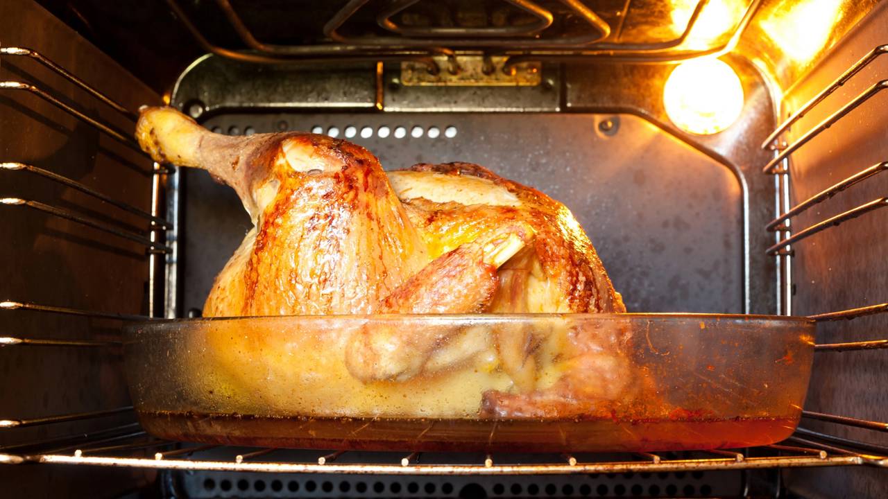 O segredo para assar aves natalinas no ponto certo est&aacute; na altura da grelha