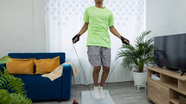 Exercício de pular corda realizado em casa como forma simples de atividade cardiovascular
