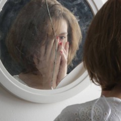 Pessoa sozinha refletindo, representando o impacto da autoestima inst&aacute;vel nas rela&ccedil;&otilde;es pessoais e no trabalho.