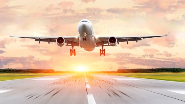 Avião caindo no céu representa medo, instabilidade e insegurança refletidos nos sonhos