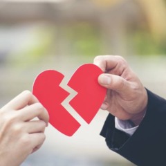 Imagem simbólica que representa azar no amor e sorte no jogo